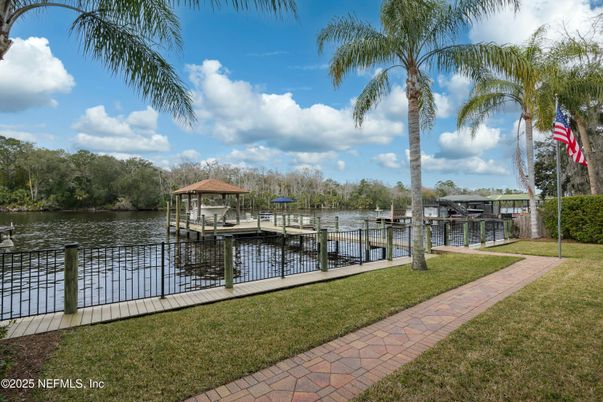 Exterior, Lake