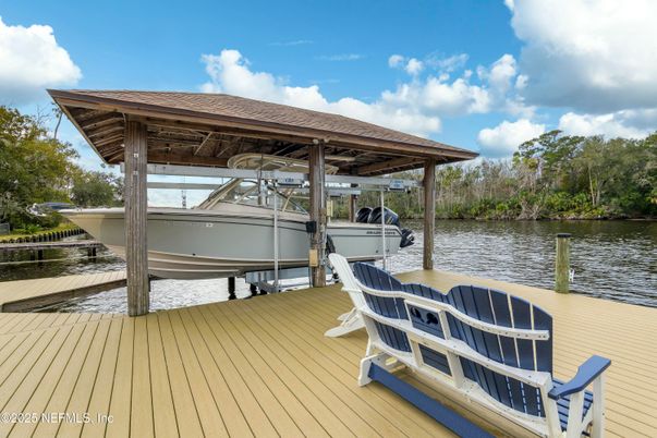 Exterior, Lake