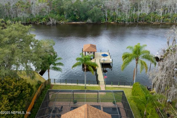 Exterior, Lake