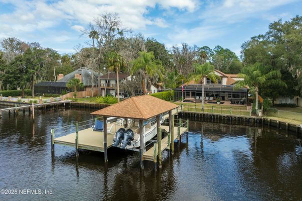 Exterior, Lake