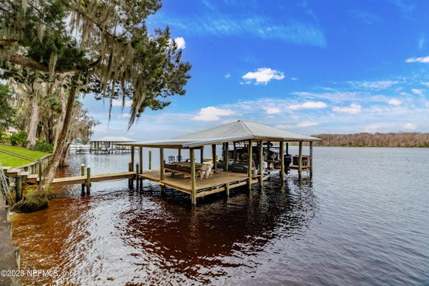 Exterior, Lake
