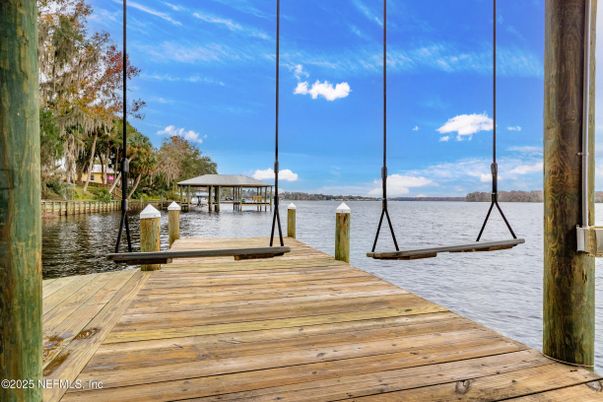 Exterior, Lake
