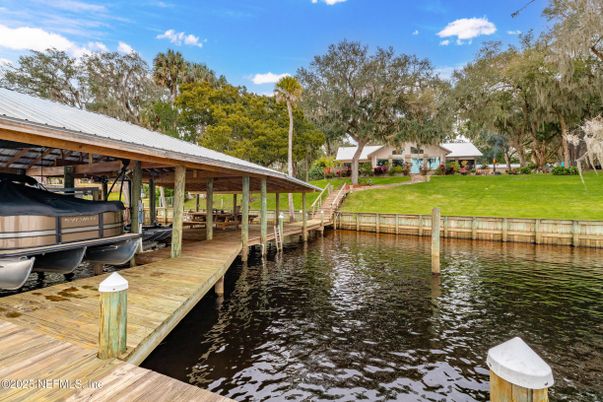 Exterior, Lake