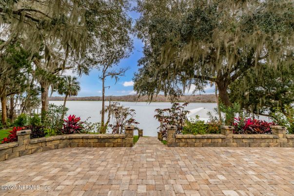 Exterior, Lake
