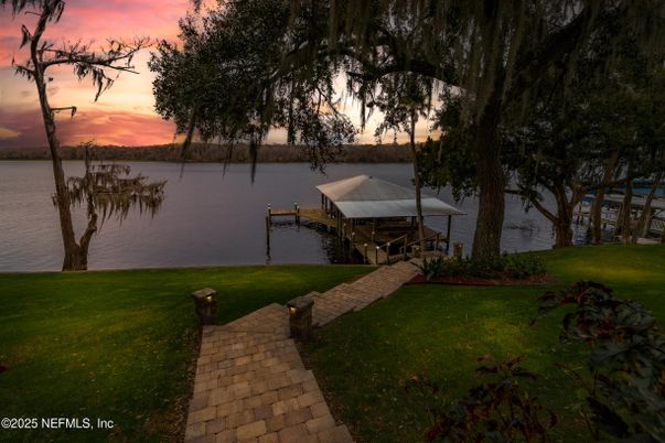 Exterior, Lake