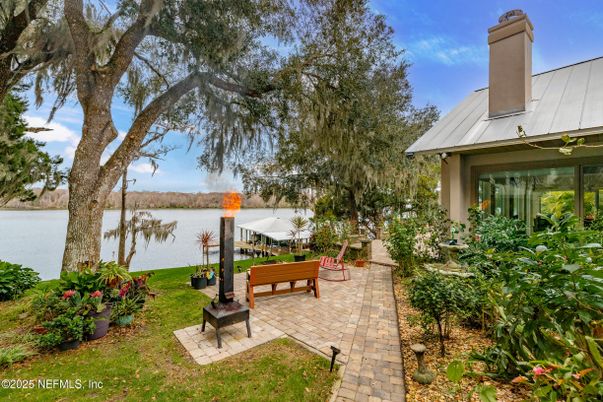 Exterior, Lake