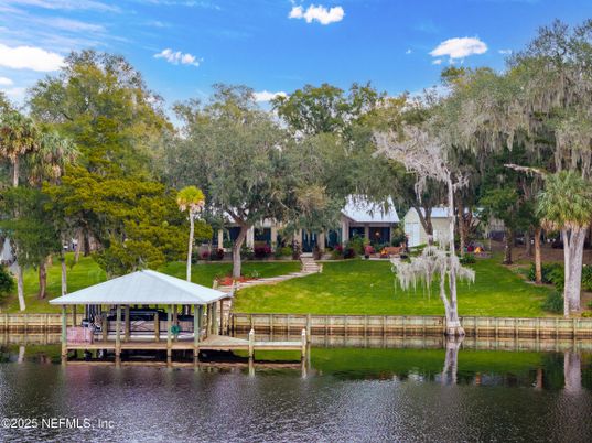 Exterior, Lake