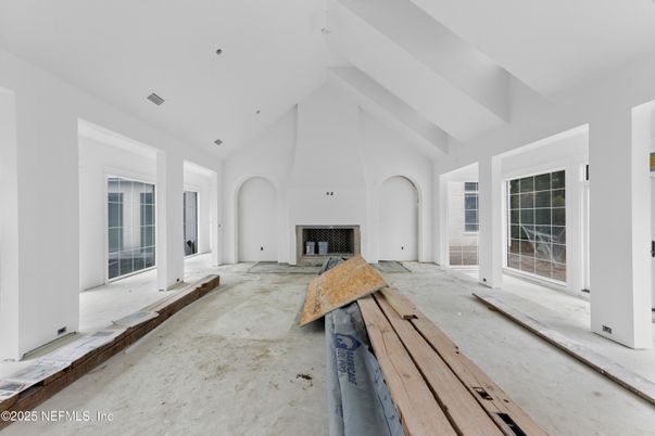 Empty room, Interior