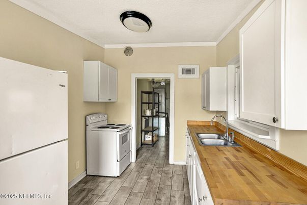 Interior, Kitchen, Washer, Wood Texture Flooring