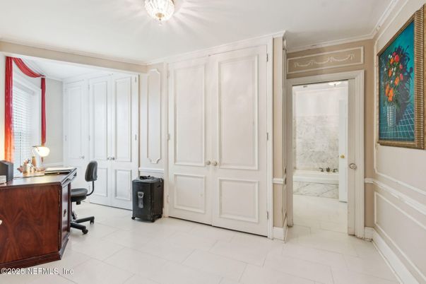 Home Office, Interior