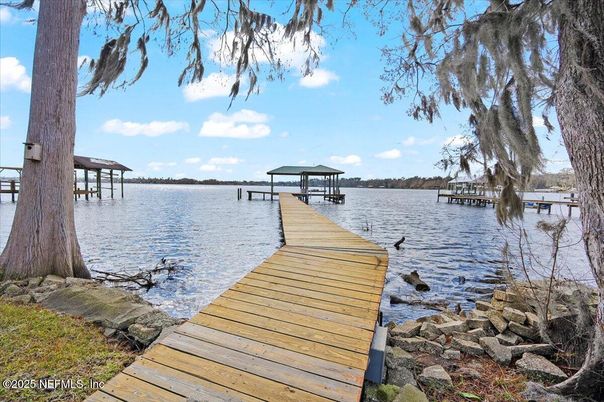 Exterior, Lake