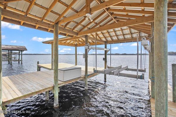 Exterior, Lake