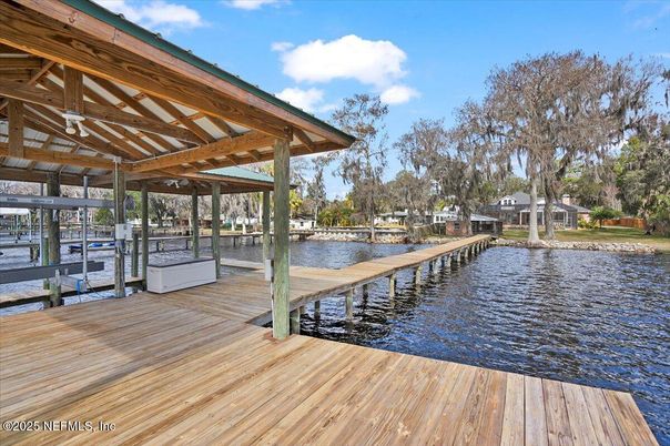 Exterior, Lake