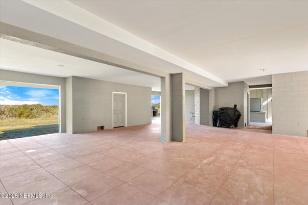 Empty room, Interior