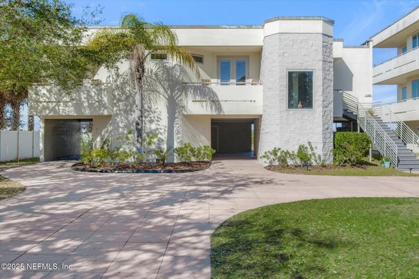 Attached, Backyard, Exterior, Facade, Modern