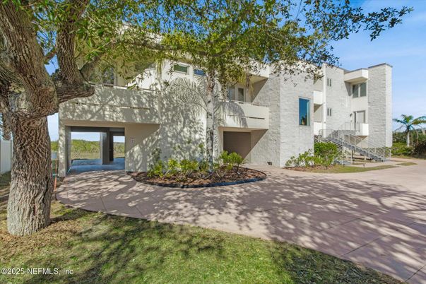 Exterior, Facade, Modern