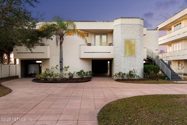 Backyard, Exterior, Facade, Modern