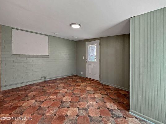 Empty room, Interior
