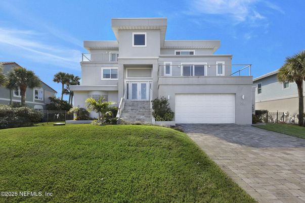 Attached, Exterior, Facade, Modern