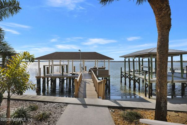 Exterior, Lake