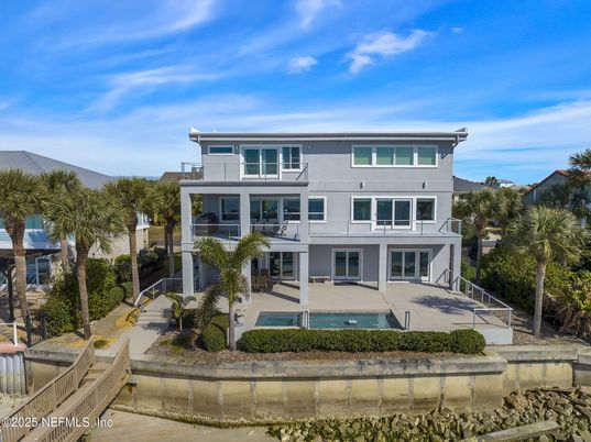 Exterior, Facade, Pool, Modern
