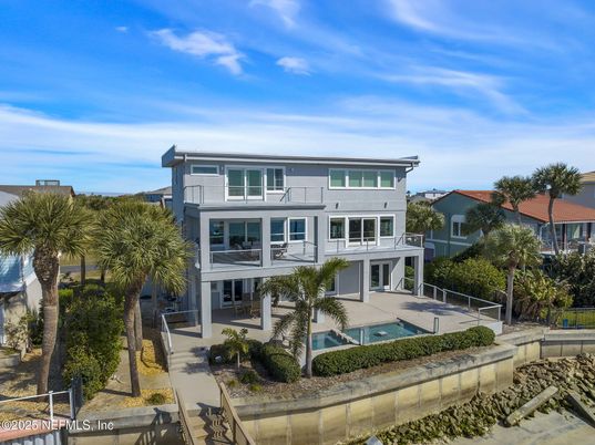 Exterior, Facade, Pool, Modern