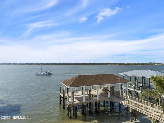Exterior, Lake
