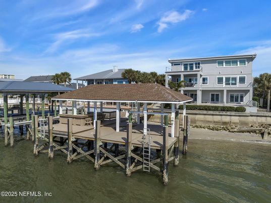 Exterior, Lake