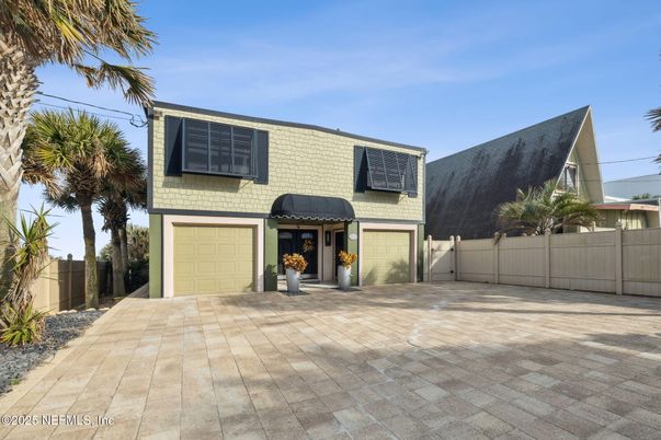 Attached, Exterior, Facade, Modern