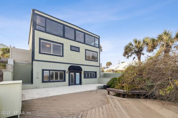 Exterior, Facade, Modern