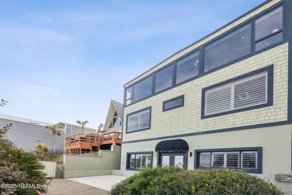 Exterior, Facade, Modern