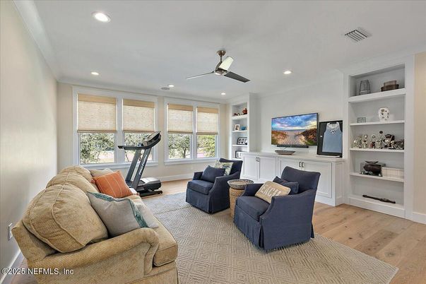 Fitness Equipment, Interior, Living room, Recessed Lighting, Wood Texture Flooring