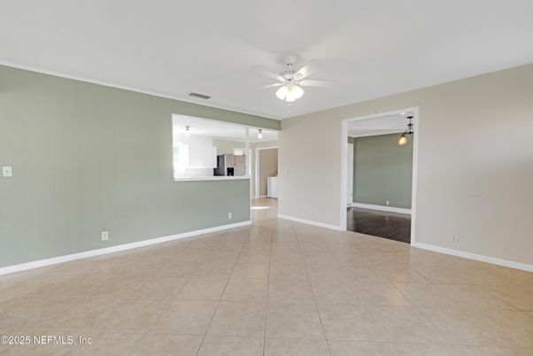 Empty room, Interior