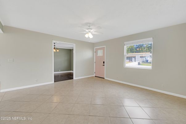 Empty room, Interior