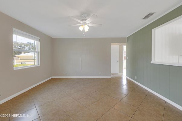Empty room, Interior