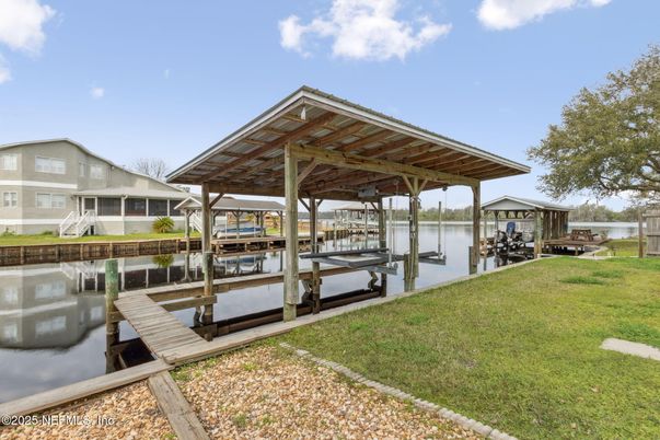 Exterior, Lake