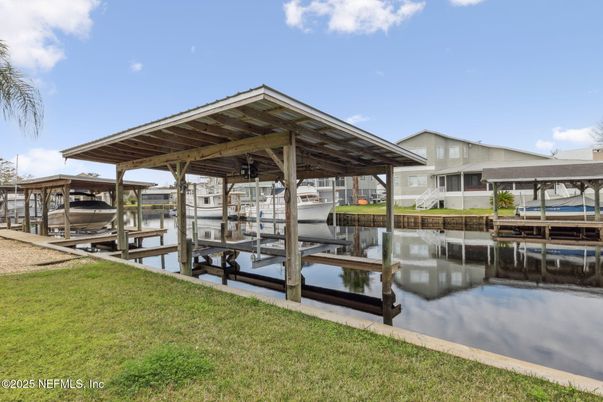 Exterior, Lake