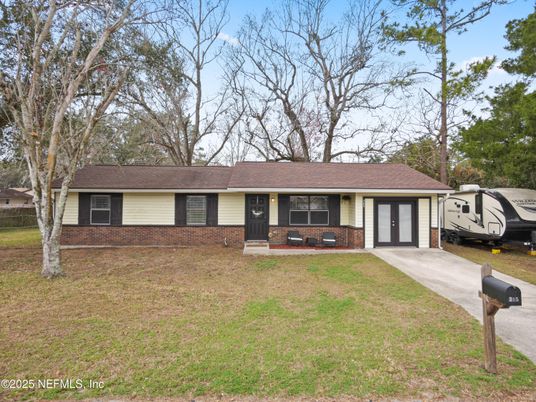 Exterior, Facade, Ranch