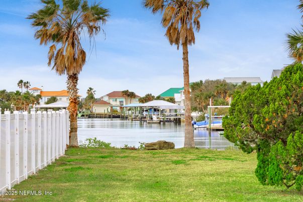 Exterior, Lake