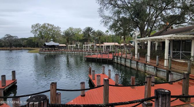 Exterior, Lake