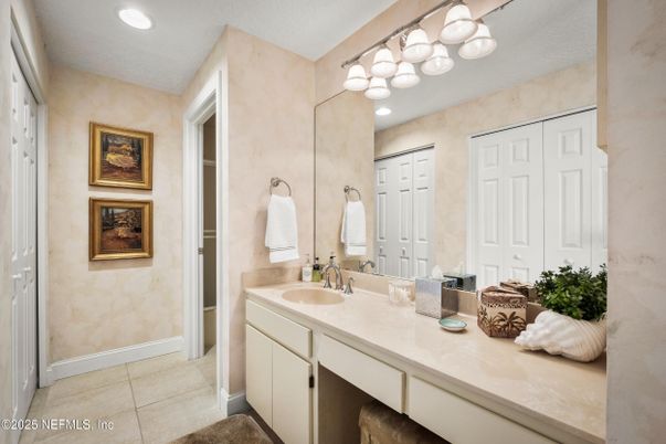 Bathroom, Dual Sink Vanities, Interior, Recessed Lighting