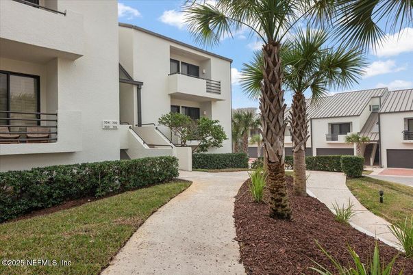 Backyard, Exterior, Facade, Modern