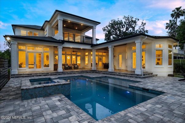 Exterior, Facade, Pool, Modern