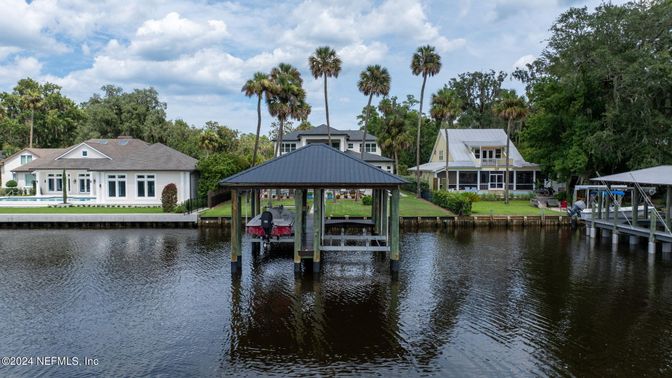 Exterior, Lake