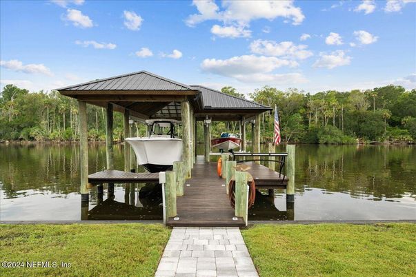Exterior, Lake
