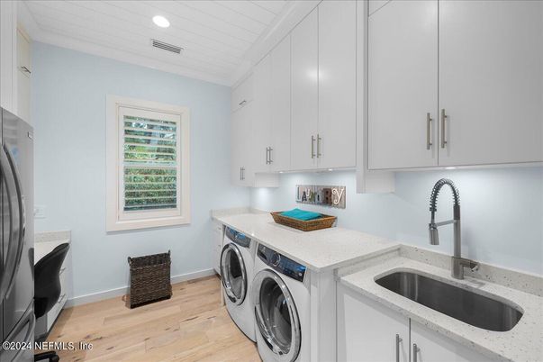 Interior, Recessed Lighting, Washer, Wood Texture Flooring