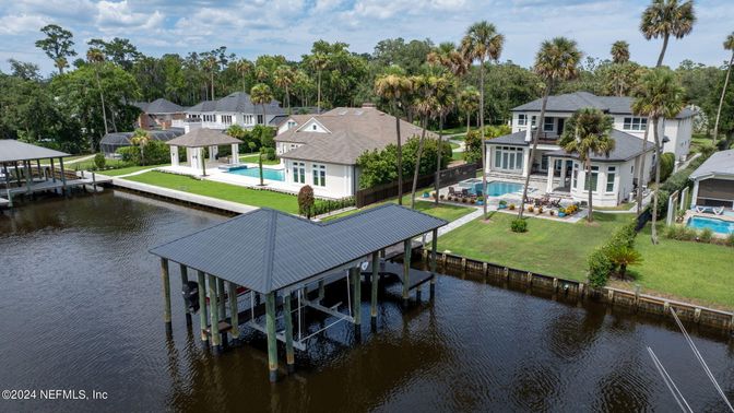 Exterior, Lake