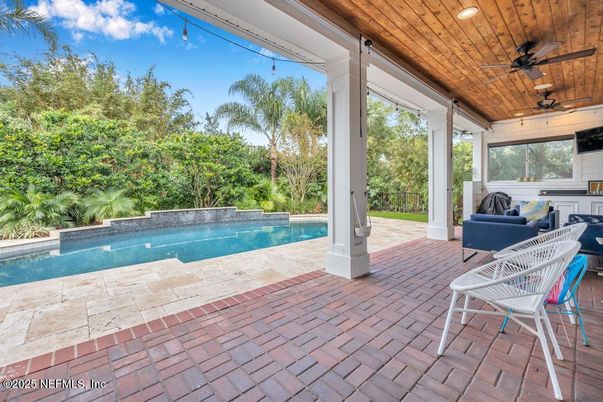 Exterior, Pool