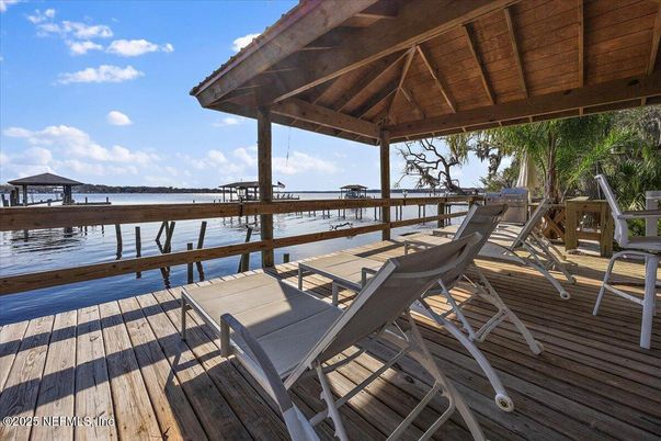 Exterior, Lake