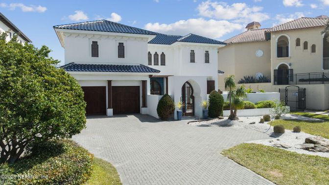 Attached, Exterior, Facade, Mediterranean